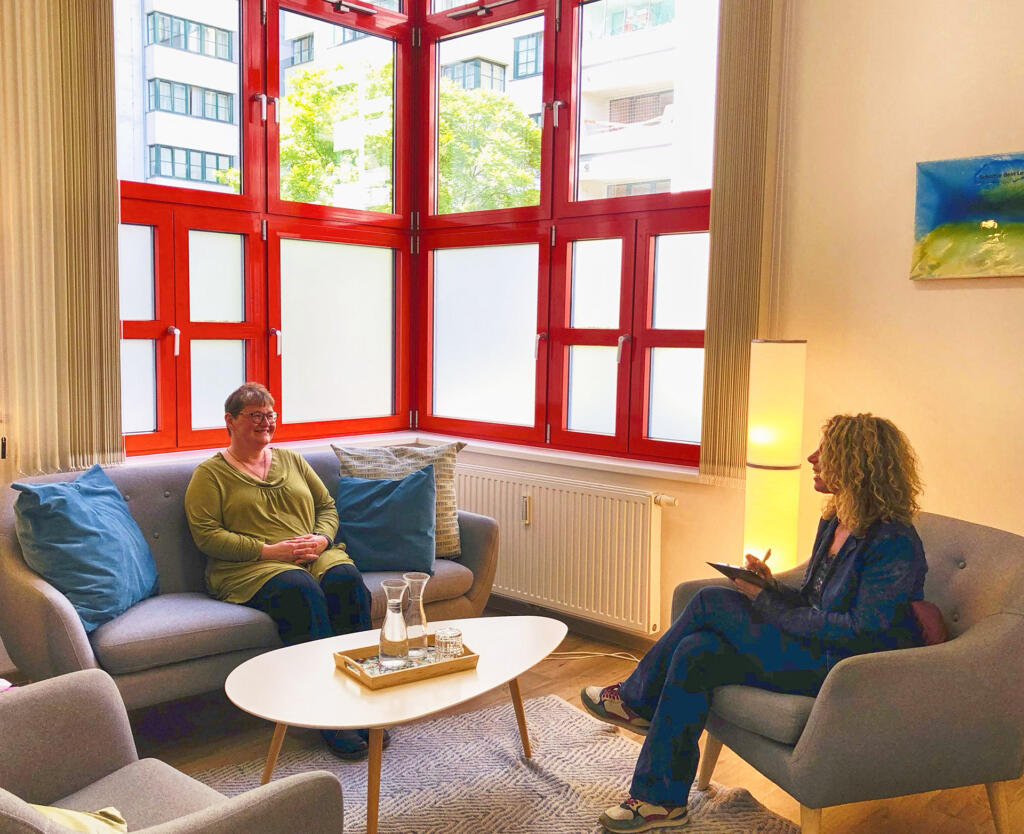 Elisabeth Worell im Therapeutischen Gespräch in ihrem Praxisraum für Psychotherapie in Wien Meidling mit Klientin