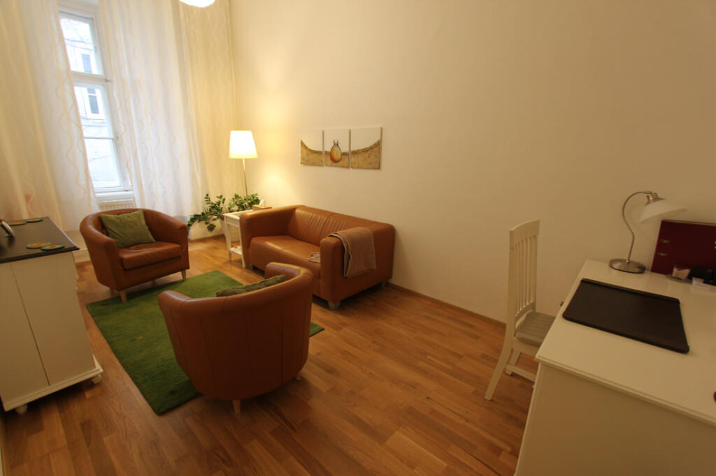 Gemütlicher Praxisraum für Psychotherapie im 8. Bezirk Wien mit Sessel und Sofa
